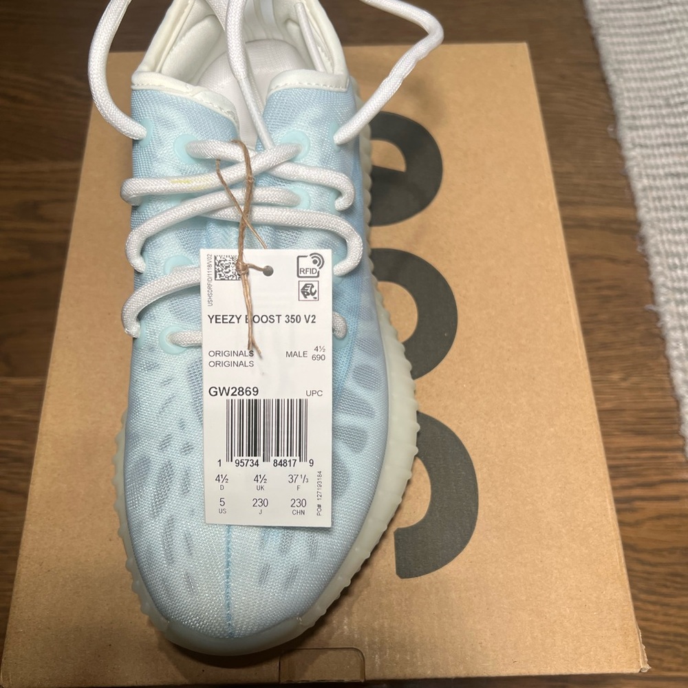 BRAND NEW NEVER USED Adidas Yeezy Boost 350 V2 Light Blue Shoes